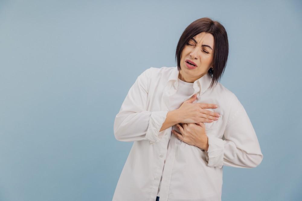 4 Heart Attack Symptoms Women Often Dismiss